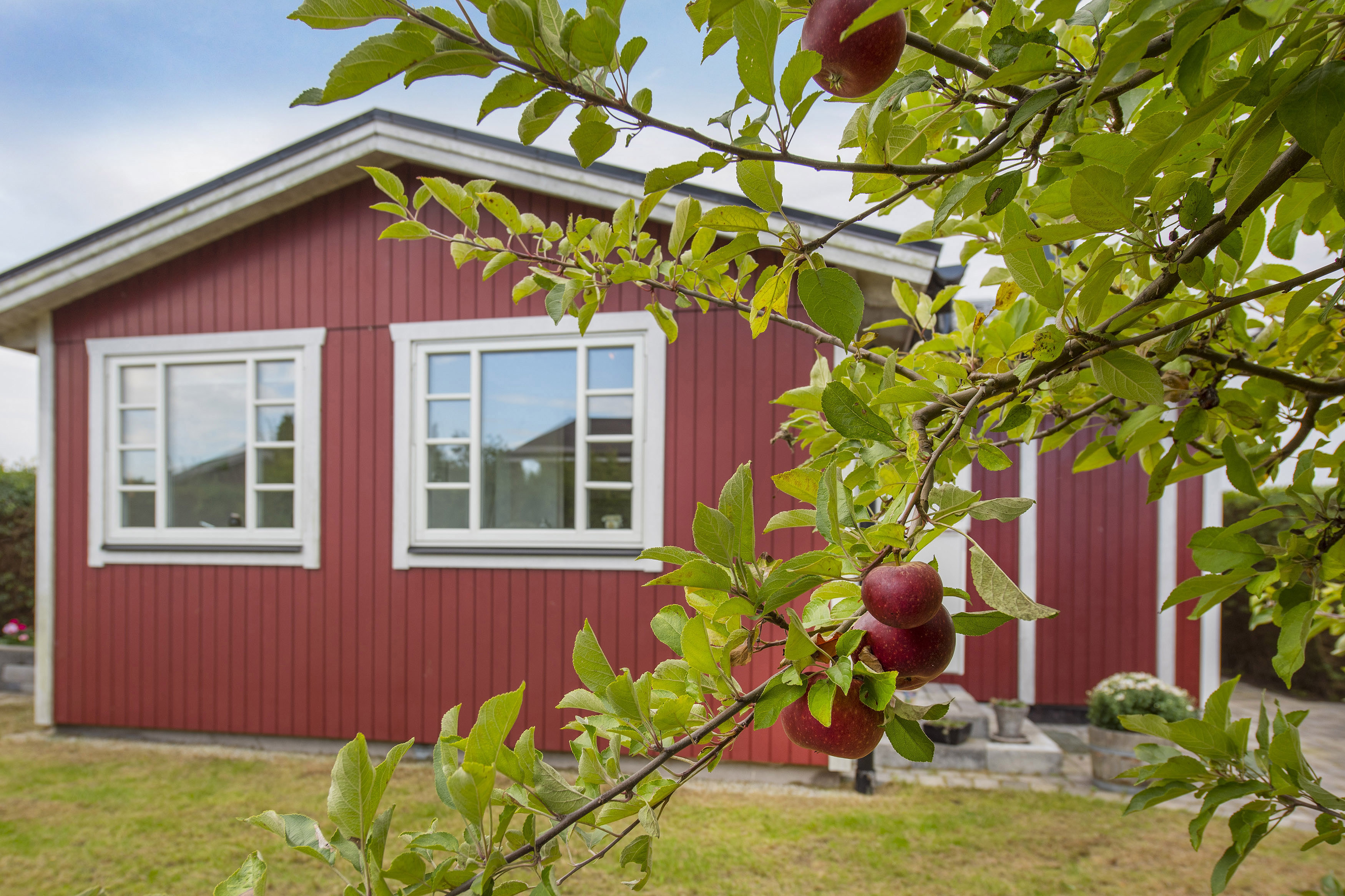 Ljuvlig och mysig fastighet med en stilren trädgård med soligt ...